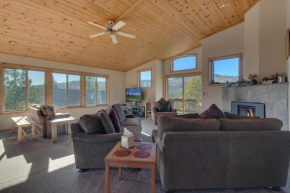 Stockholm - Beautiful Views in Tahoe Donner - Private Hot Tub - Pet Friendly Truckee